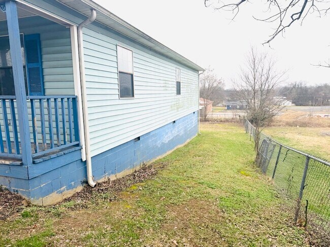 Building Photo - Centrally Located 4 Bedroom Home With Large Yard