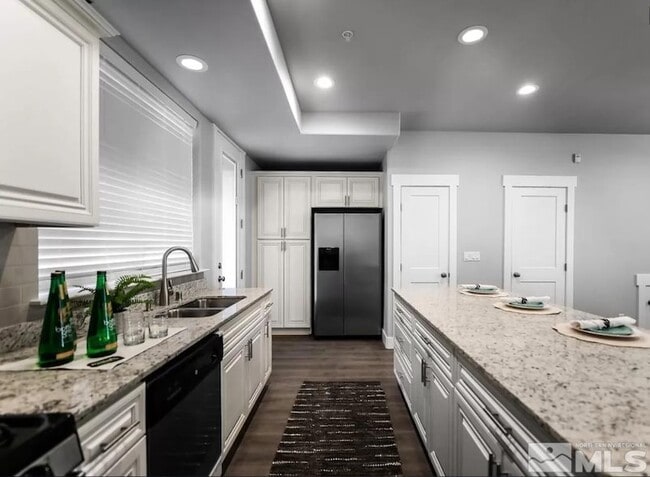 Building Photo - 730 Bluffs Ct