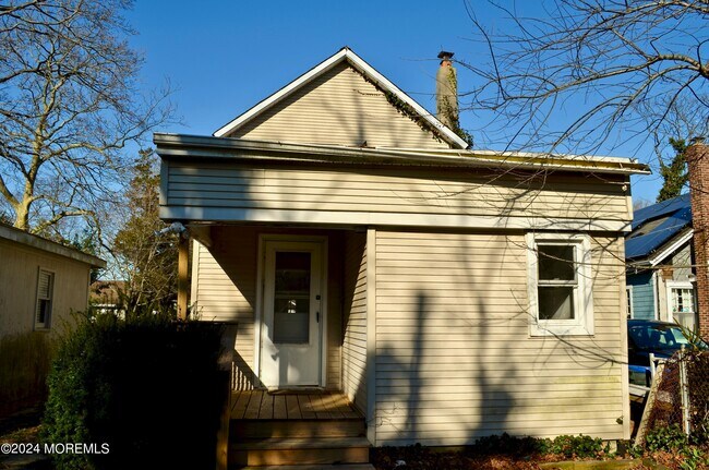 Building Photo - 810 Clark St
