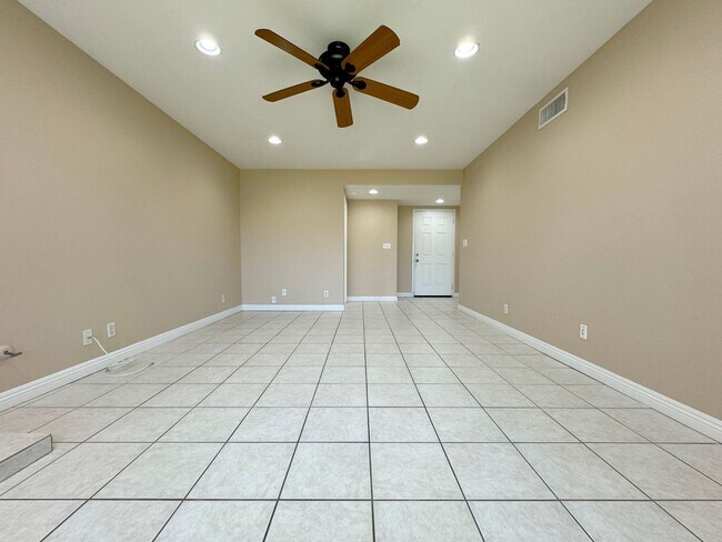 Foto del edificio - Single Story 3Bed Interior Location Large Yard