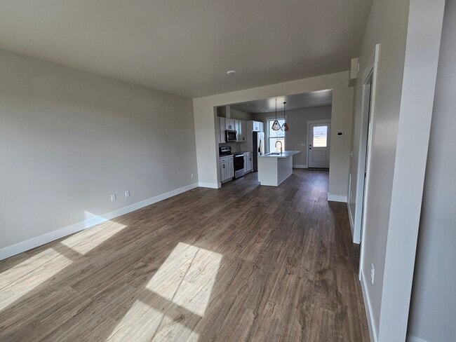 Open Concept Living, Kitchen and Dining Areas - 6125 Northstead Ave