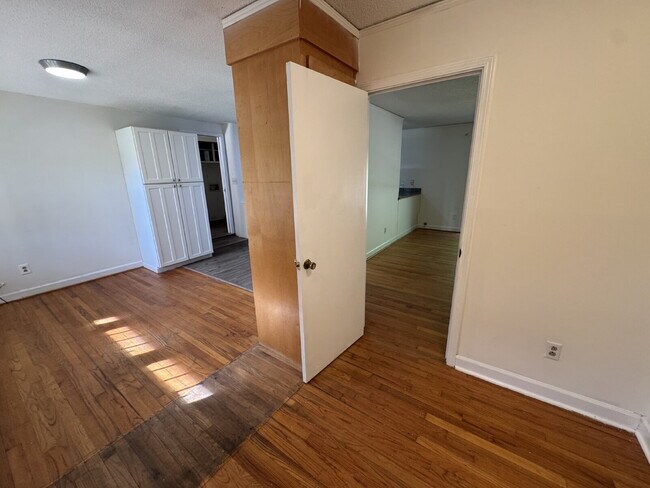 Building Photo - 4 bed & 3 full bath - Perfect for families and students