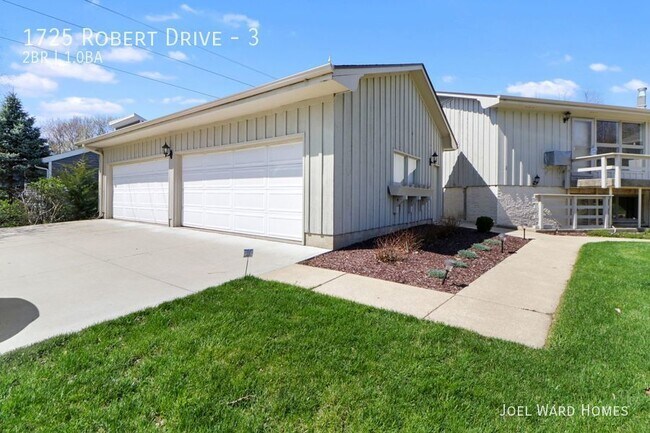 Building Photo - Two Bedroom Apt with Pool and Garage