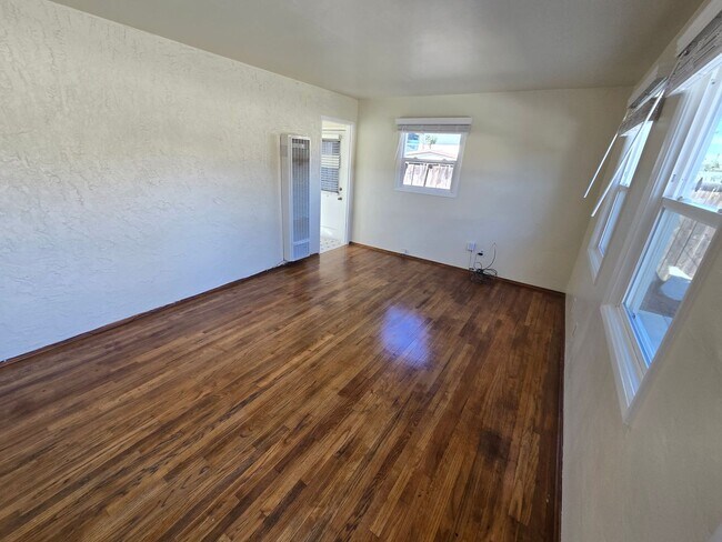 Foto del edificio - 588 1/2 McIntosh St