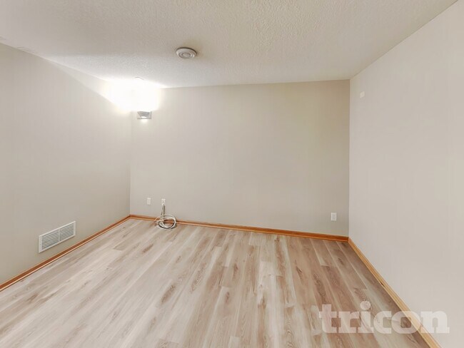 Foto del edificio - 7010 S Park Dr