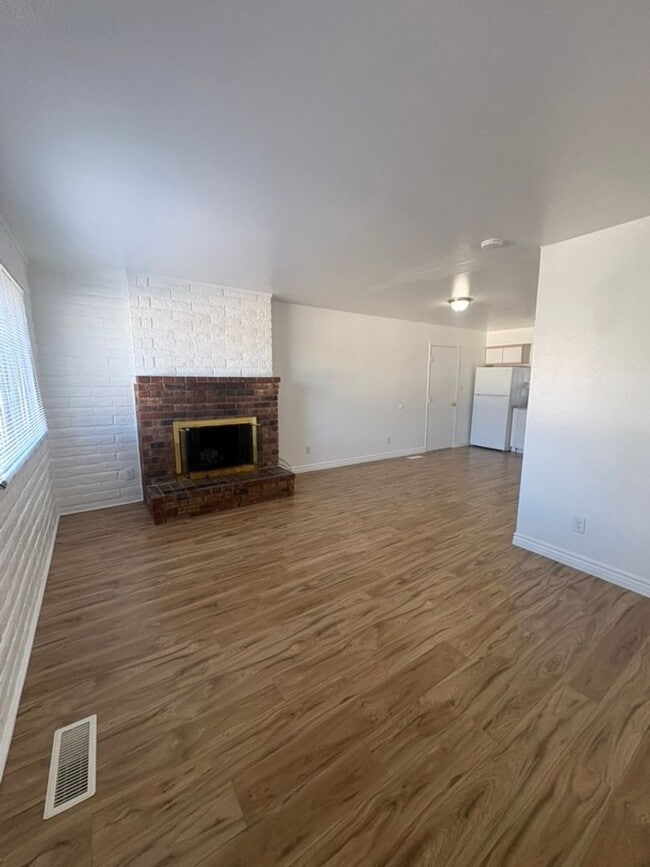 Building Photo - Cozy 2-Bedroom Duplex for Rent!