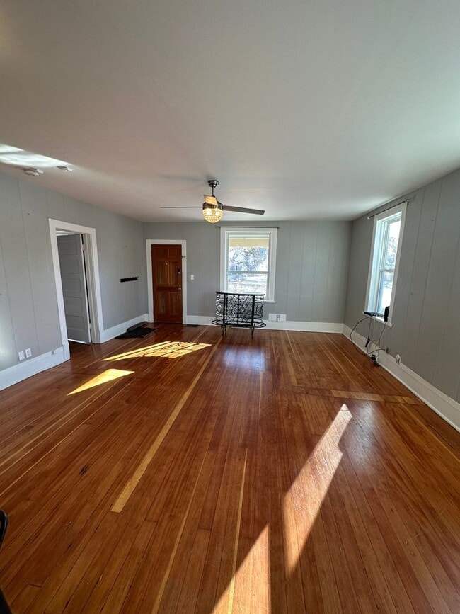 Building Photo - PET FRIENDLY 2 BEDROOM, 1 BATHROOM SINGLE FAMILY HOME CLOSE TO DOWNTOWN!