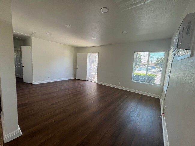 Building Photo - Upgraded 2 bedroom Duplex!