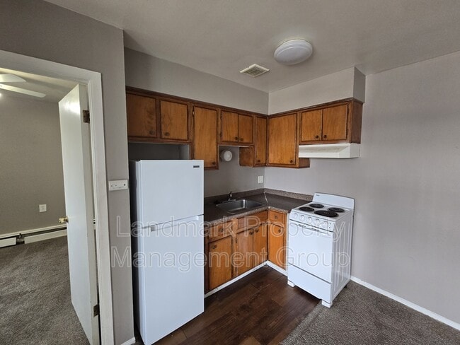 Building Photo - 15811 Harper Ave