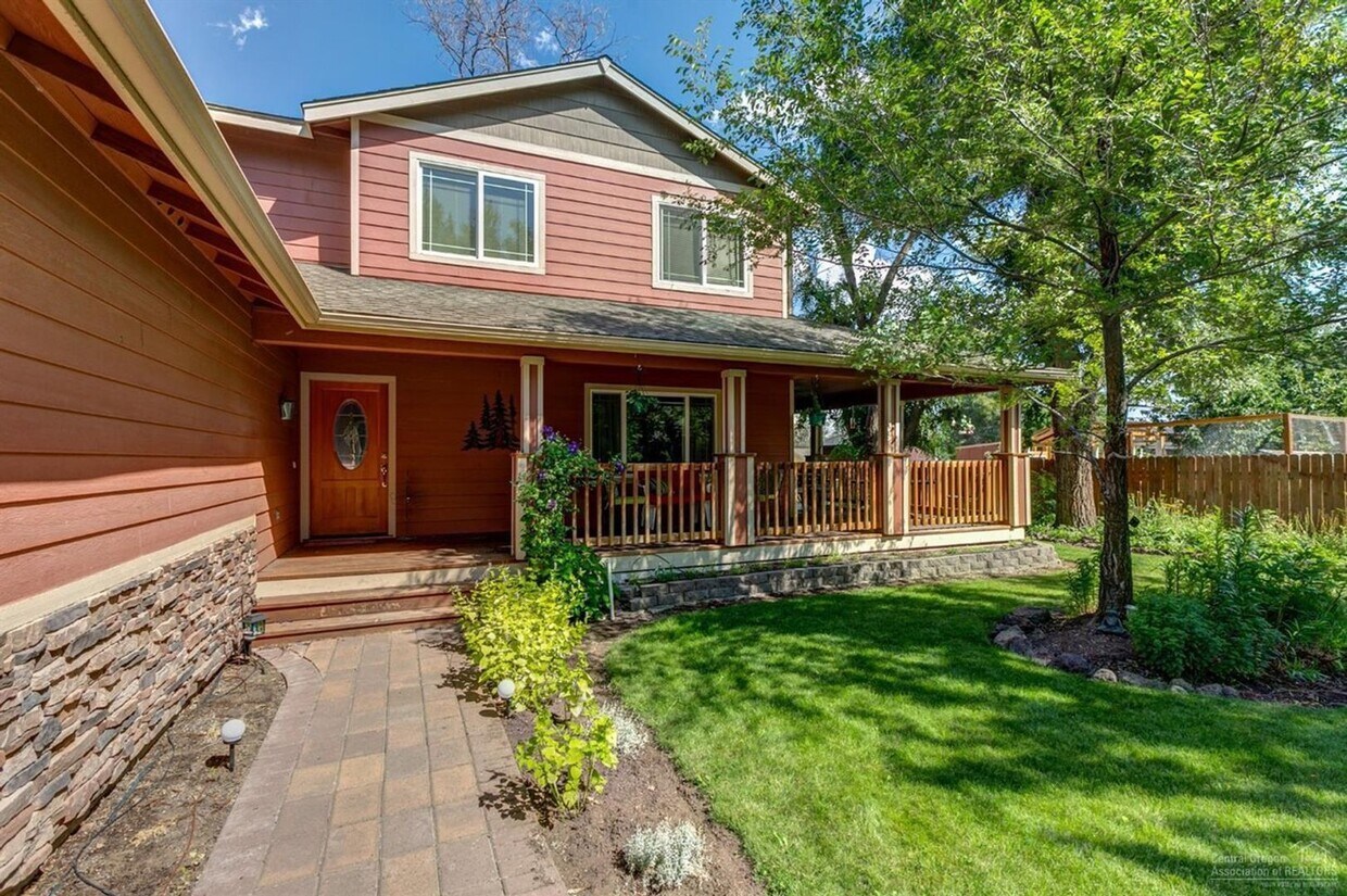 Primary Photo - Beautiful & Inviting SW Redmond Home w/ At...