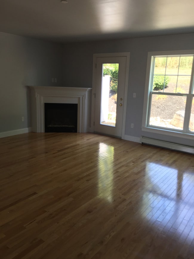 Natural gas fireplace in living room - 14 Heron Cove Dr