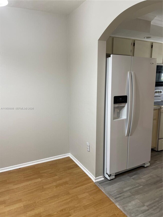 Building Photo - 2121 Collier Ave