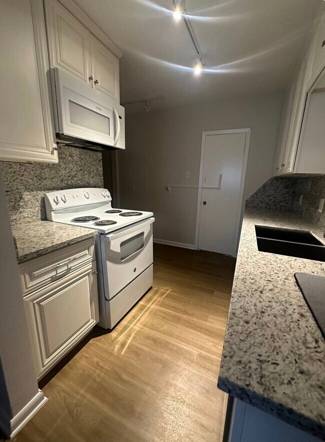 Foto del edificio - 2822 Briarhurst Dr