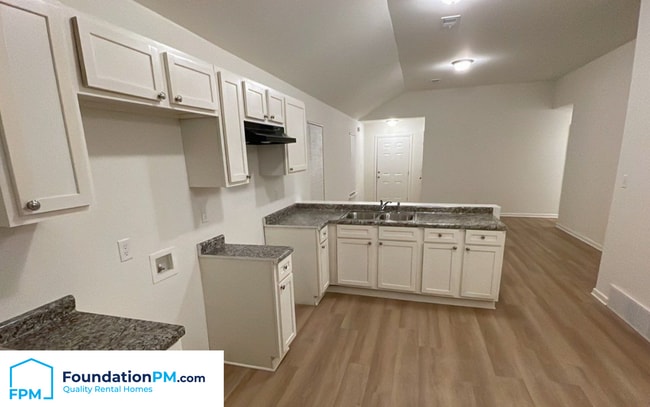 Building Photo - 5 E Byfield Dr