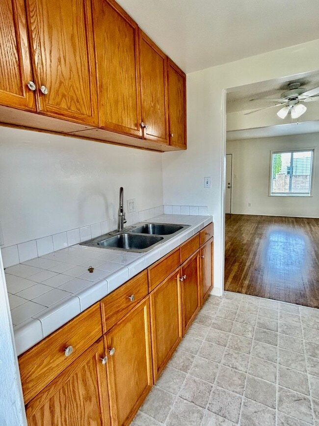 Building Photo - Bright & Airy 2 Bed / 1 Bath Apartment in Point Loma!