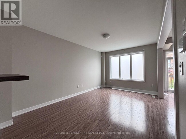 Building Photo - 118 Vanier St