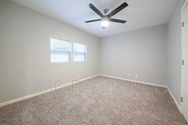 Building Photo - 2210 Donahue Ln