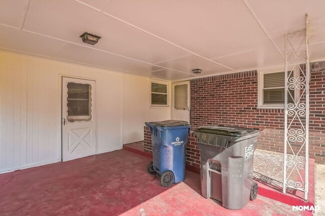 Building Photo - 2257 Collins Dr
