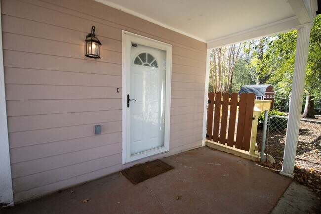 Foto del edificio - Charming 2-Bed, 1-Bath Home in Forest Acres!