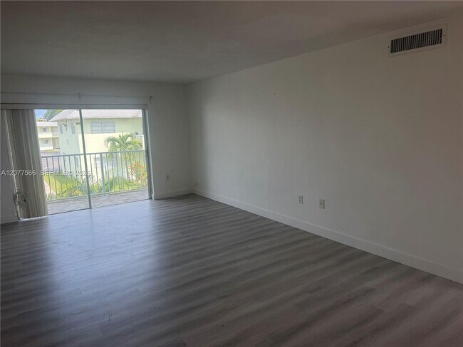 Foto del edificio - 7590 SW 82nd St