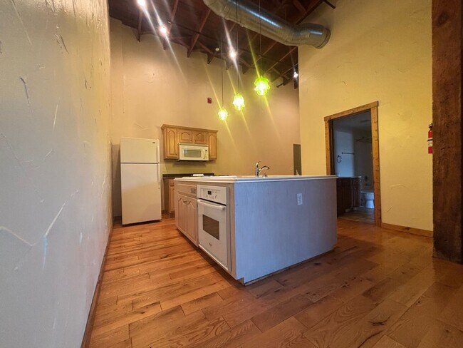 Building Photo - Beautiful Studio Loft!