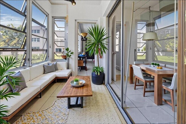 Building Photo - 2200 Park Ln