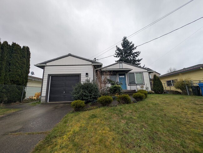 Building Photo - Refreshed 3 Bedroom in Tacoma - HUGE Fenced Yard & Outdoor Space. Available Now!