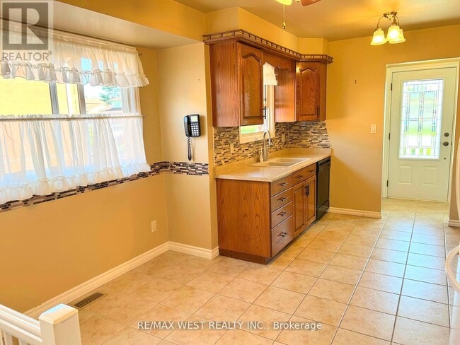 Building Photo - 37 Michael Dr S