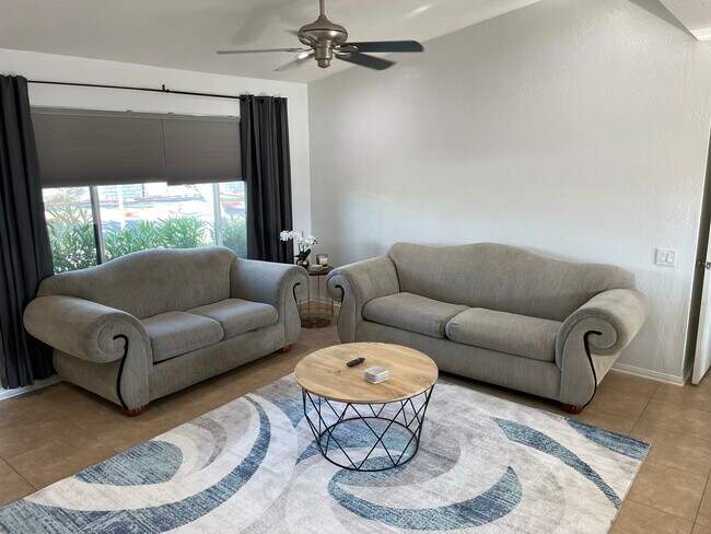 Sala de estar - 1 Lakeview Cir