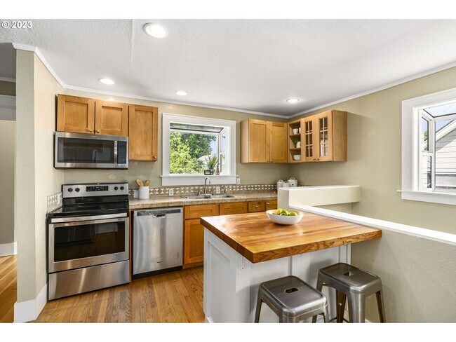 Building Photo - 7615 SE Morrison St