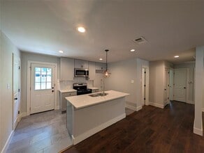Building Photo - 11106 Visalia Dr