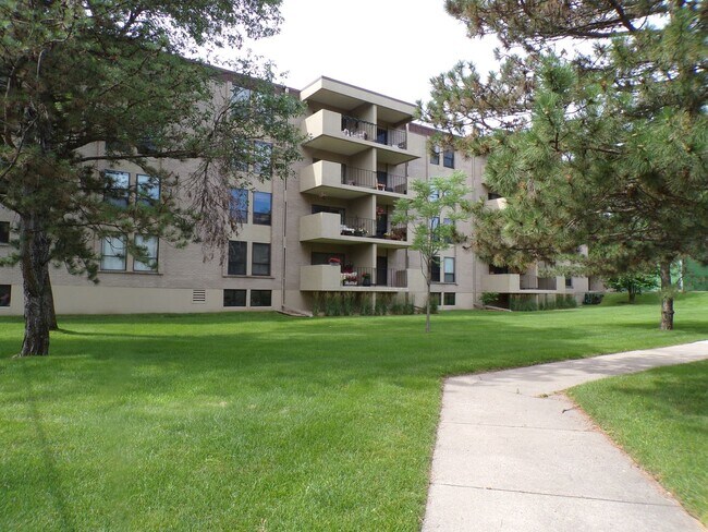 Building Photo - 2 BEDROOM CONDO IN FOUNTAIN WOODS IN EDINA...