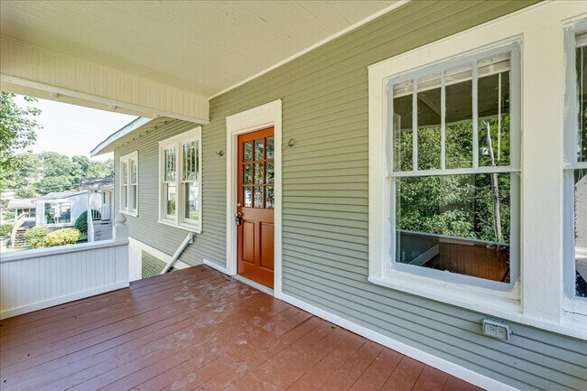 Building Photo - 2-bedroom home in the North Shore!