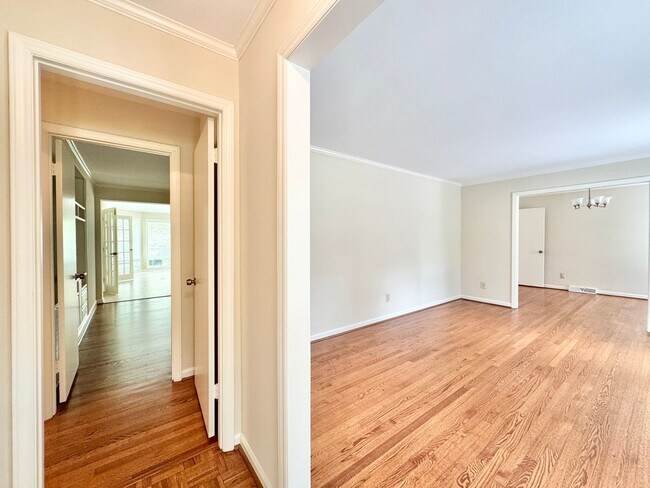 Building Photo - Spacious 4 Bedroom Off Jefferson Rd
