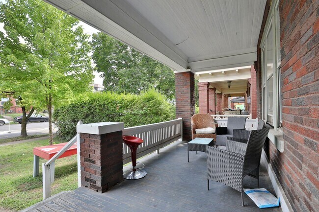 Foto del edificio - GREAT OSU SOUTH CAMPUS LOCATION - Ridiculously Nice back deck and off-street parking for everyone