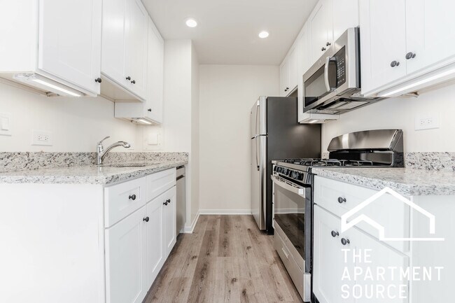 Building Photo - 424 W Oakdale Ave