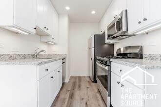 Building Photo - 424 W Oakdale Ave