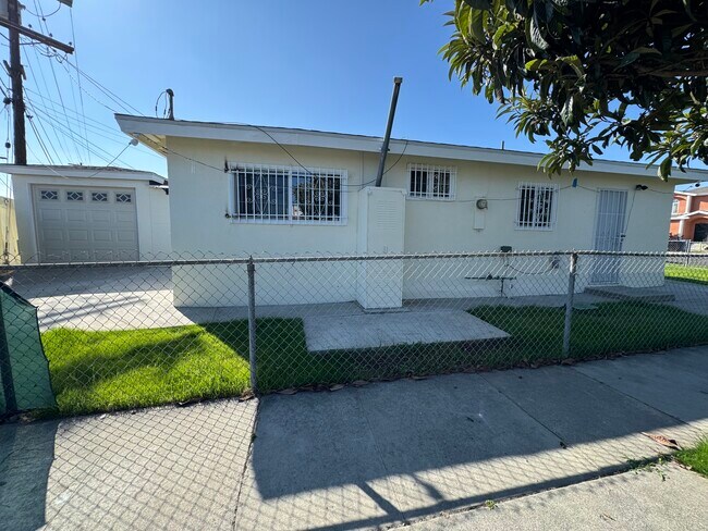 Foto del edificio - 3302 W 66th Pl