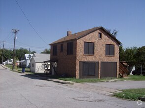 Building Photo - 104 E Shoemaker St