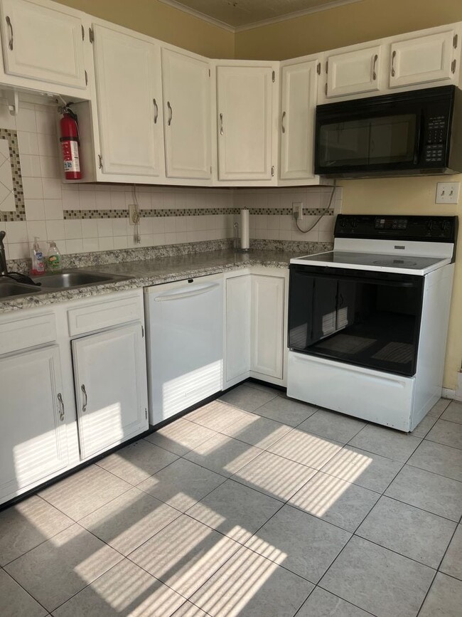 Foto del edificio - Beautiful Columbia 3 BR for Immediate Move in