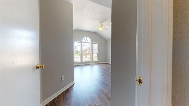 Building Photo - 914 Bougainvillea St