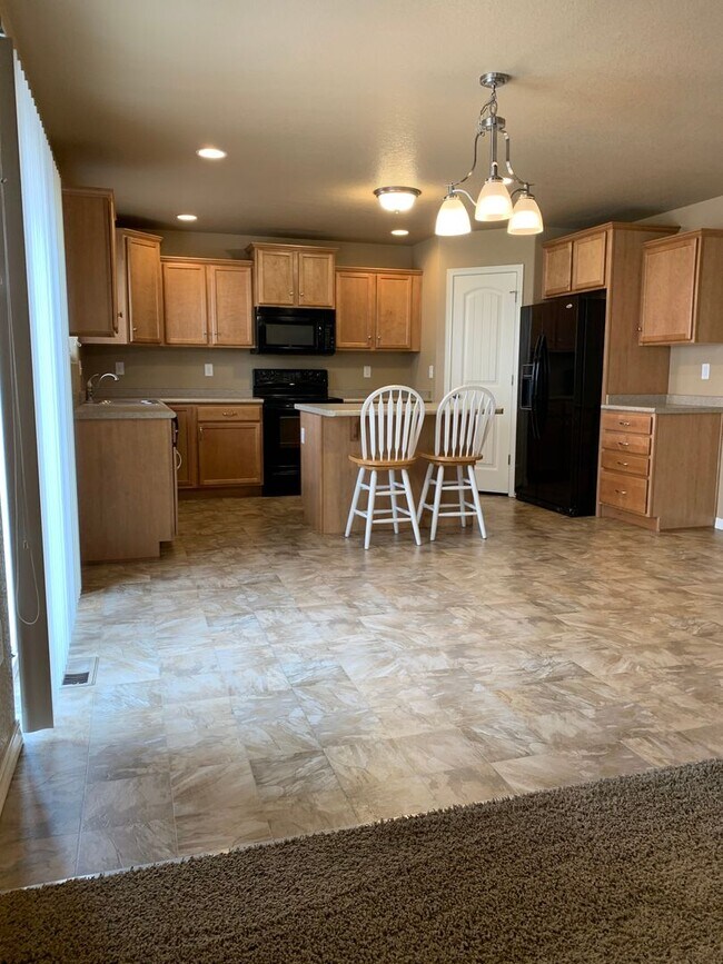 Building Photo - Spacious 5 Bed, 4 Bath Northgate Home with Finished Basement
