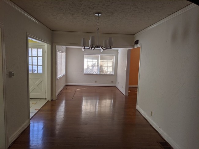 Building Photo - Beautiful Miracle Mile home!