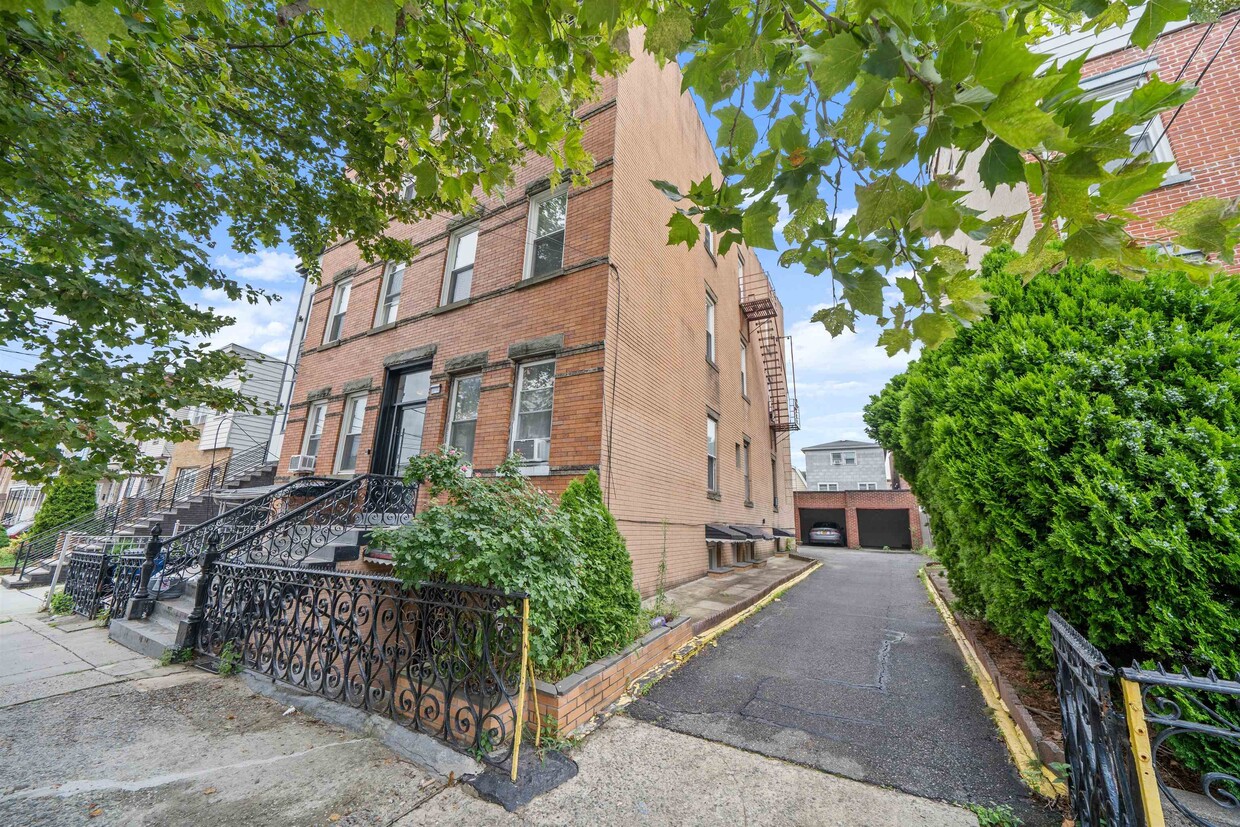 Primary Photo - 88 Irving St