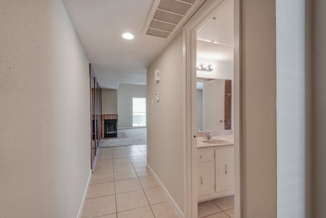 Building Photo - 14777 Wunderlich Dr