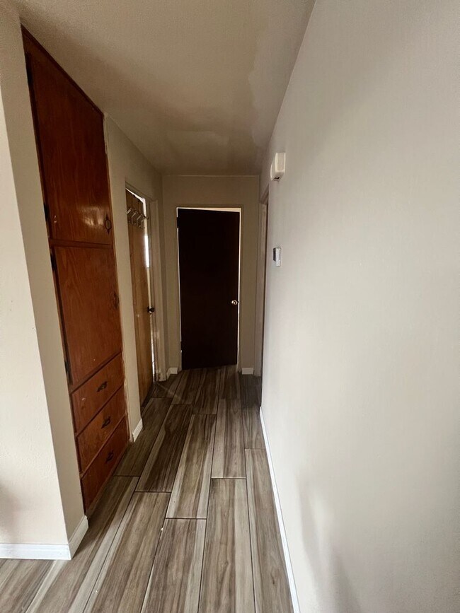Building Photo - Charming, Newly Renovated, 2BD/1BA Duplex