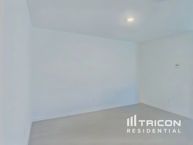 Foto del edificio - 10700 Dusty Rnch Rd