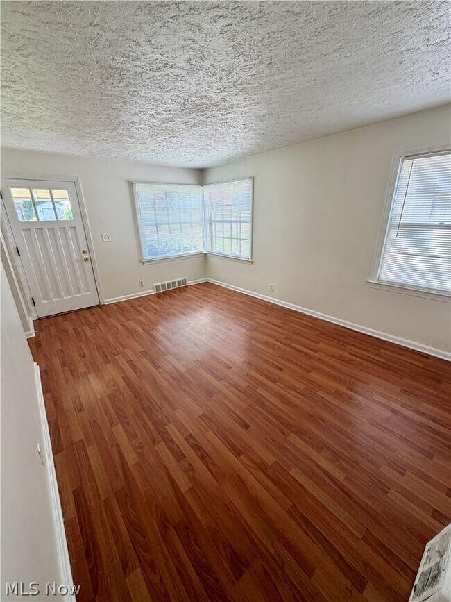 Foto del edificio - 26 Meadowbrook Ave