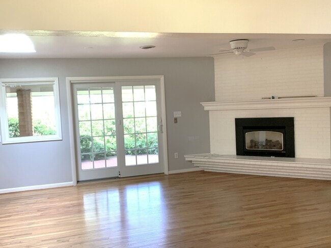 Foto del edificio - 3055 Crabapple Rd