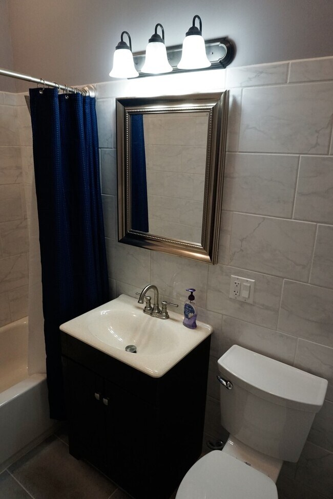 Foto del edificio - 3245 W Division St